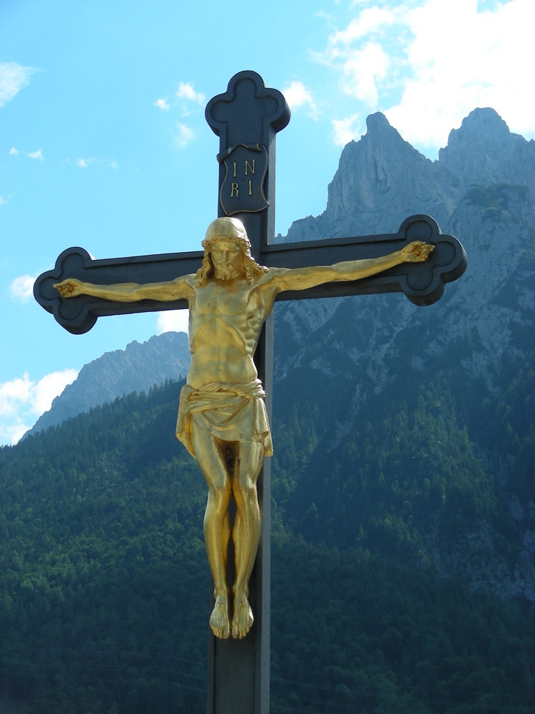 Jesus am Kreuz in Mittenwald vor der Westlichen Karwendelspitze Foto