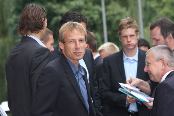Jürgen Klinsmann (FC Bayern) vor dem Empfang bem damaligen Ministerpräsident Günther Beckstein