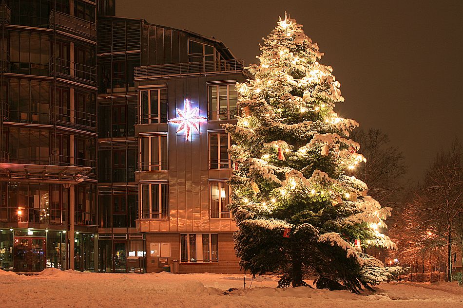 kaarster rathaus im schnee bei nacht mit weihnachtsbaum kaarster rathaus im schnee bei nacht mit weihnachtsbaum