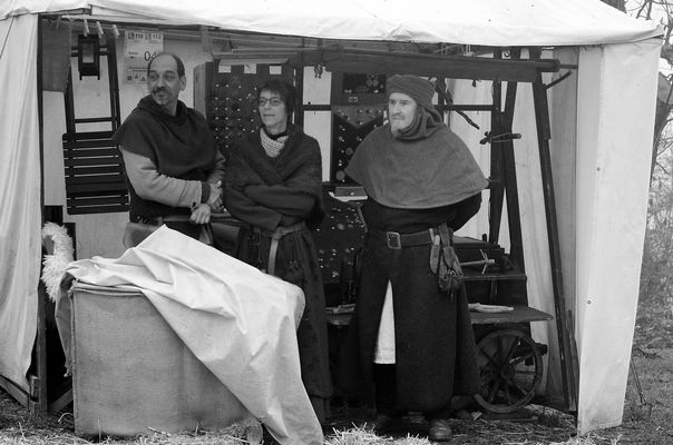 Kaufmannsleut auf dem mittelalterlichen Weihnachtsmarkt der Ronneburg # 7203