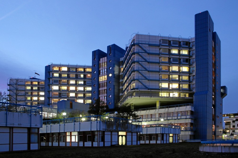 Klinikum in Bamberg zur blauen Stunde Foto & Bild architektur, architektur bei nacht, bamberg