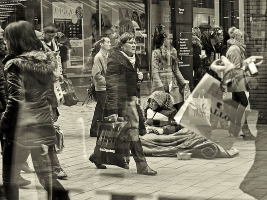 Kontrast: Hektik in der Einkaufspassage / Contrasto: frenesia in galleria commerciale