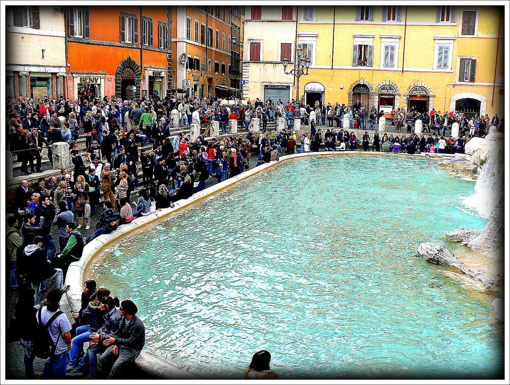 Italie : Places et fontaines de la Rome baroque La-foule-devant-la-fontaine-de-trevi-a5877e60-8ee2-4b9c-9616-b2dbbb186c2e