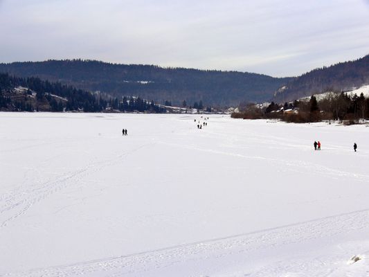 l'art et la manière de trouver un raccourci........Vive l'hiver et les lacs gelés.