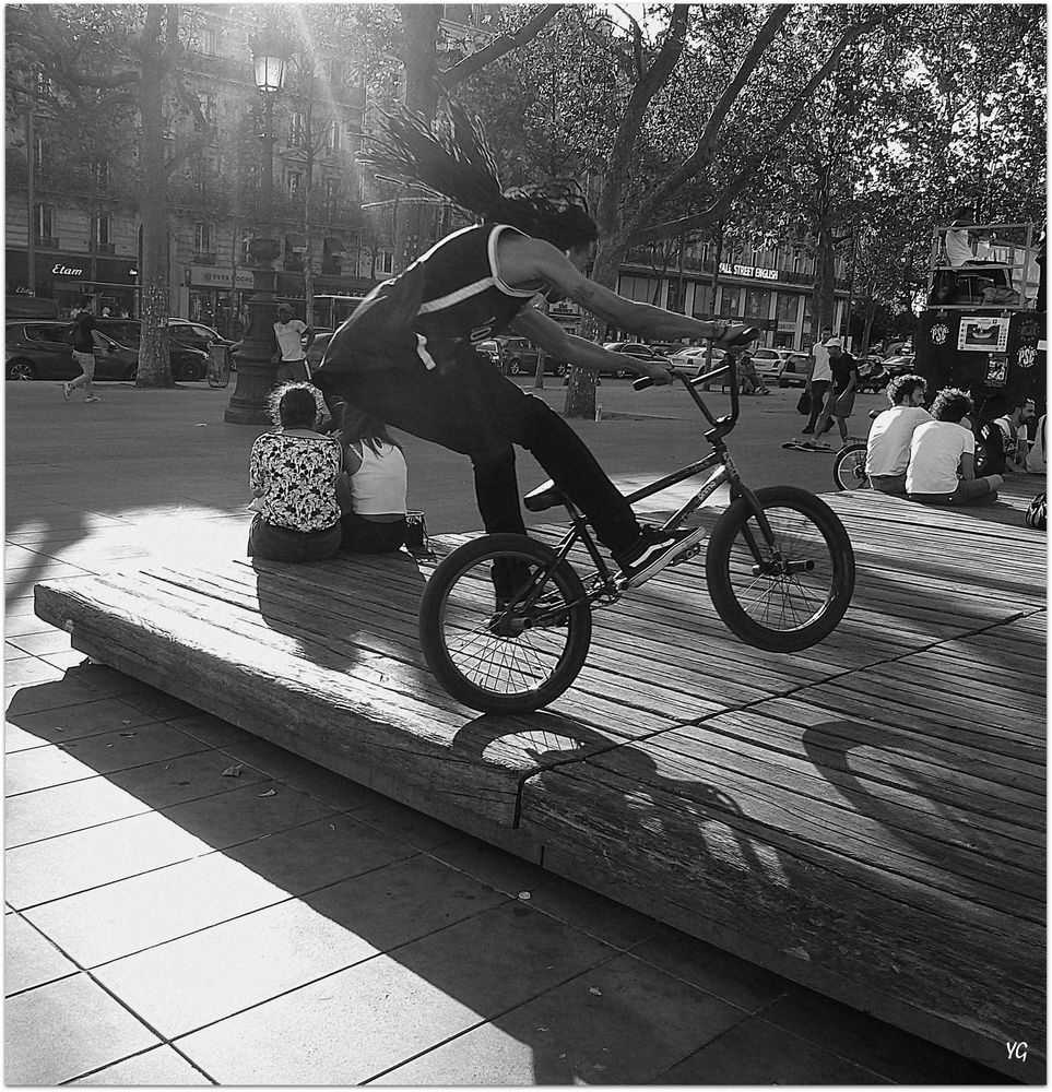 Le bond du rider BMX sur mobilier urbain...