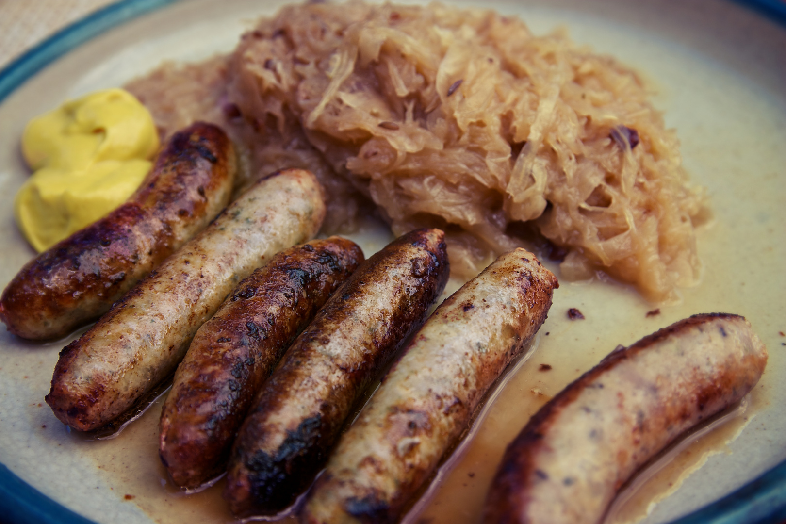 Leben in Franken lecker Bratwurst mit Sauerkraut! Foto & Bild
