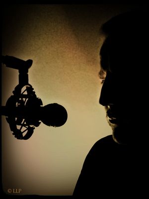 LES "live" im Tonstudio - Ein Mann Mitte 50 blickt in den Abgrund, zerrissen, brennend - X