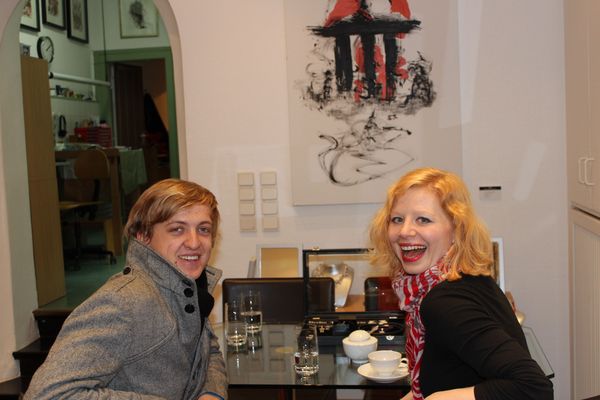 Lilian Lito - Sängerin mit Jannis Köln Hintergrund Gemälde vom Maler Mané Wunderlich Berlin