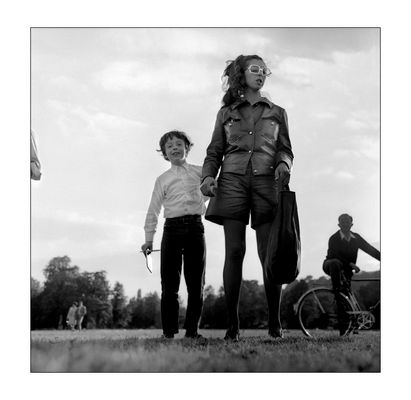 Man muß den Künstlerinnen beim Fotografieren zu Füßen liegen. Jeanne-Claude and her Son documenta 4.