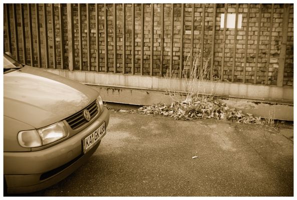 mein auto hat so eine scheußliche farbe, dass ich es nur in sepia transformiert darstellen darf
