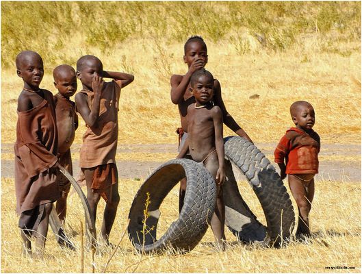 MEMORIAS DE AFRICA-NIÑOS HIMBAS-QUE MAL HUELEN ESTOS BLANCOS-NAMIBIA