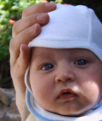 "mit blauen augen,beschützt durch des vaters hand, in die weite welt des lebens sehen"
