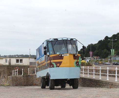 Mit so einem Amphibienfahrzeug kann man zu jeder Zeit das Elisabeth Castle auf Jersey besuchen