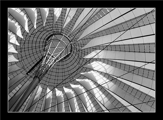 Mostra online di D. Corrà "Leggère... tra le righe" - 4. Il cielo sopra (Sony Center di) Berlino