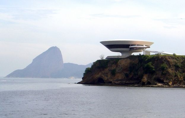 Museu de Arte Contemporânea, em Niterói. Ao fundo o Pão de Açúcar, no Rio de Janeiro.