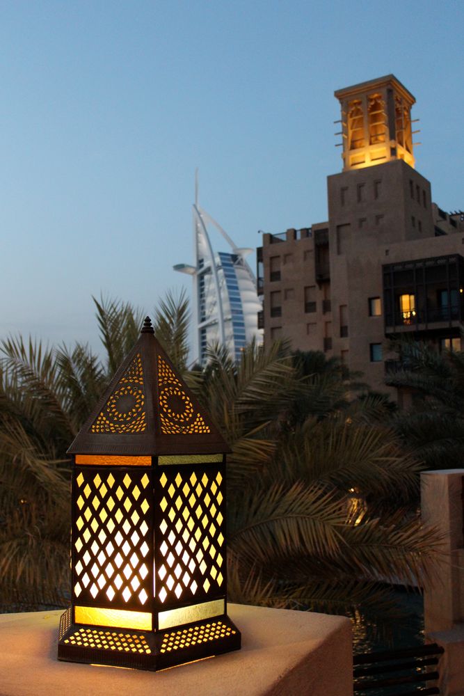 Orientalische Laterne und moderne rchitektur Foto & Bild World ... ^ - Orientalische Laterne und moderne rchitektur Foto & Bild World ...