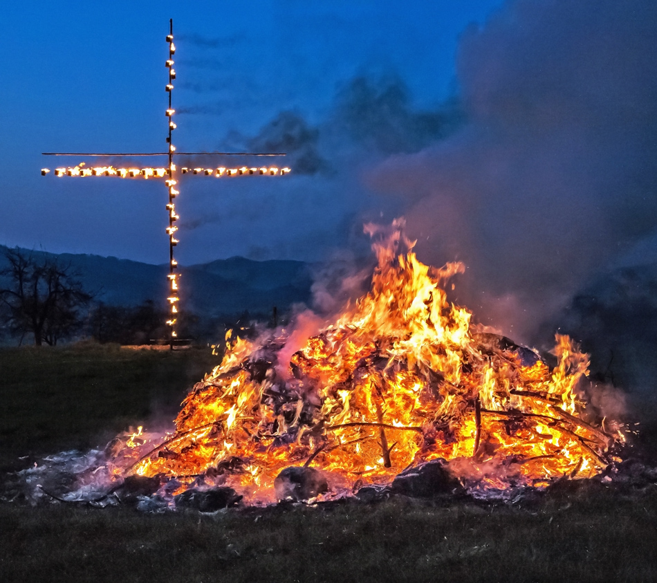 Osterfeuer mit Kreuz Foto & Bild kunstfotografie & kultur, bräuche
