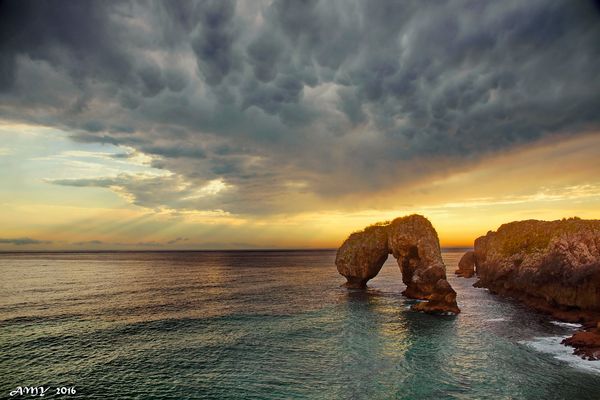 PLAYA DE LA HUELGA. ( Villahormes / ASTURIAS).Dedicada a JUAN GARCIA y EDUARDO CASTILLO.