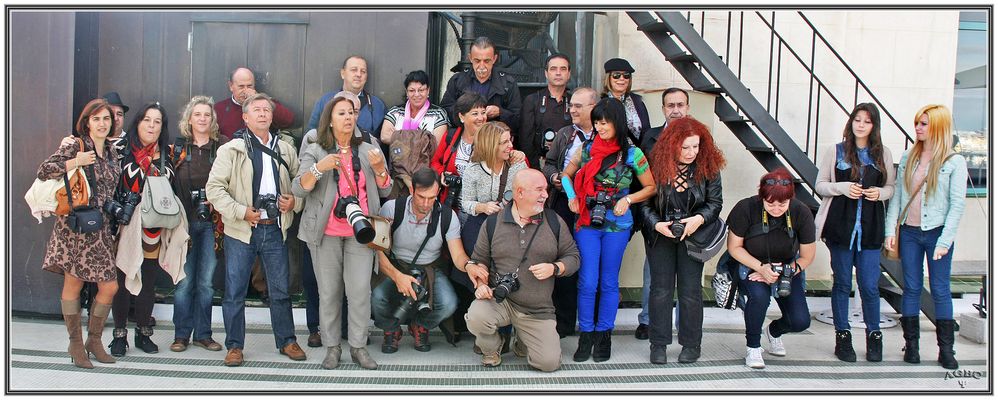 Preparándonos para la foto de grupo Circulo de Bellas Artes. Pano (4 Img.) GKM5-I