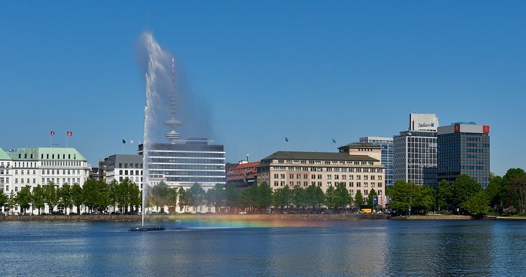 Regenbogenfarben an der Alsterfontäne: Attraktion an der Binnenalster und Wahrzeichen von Hamburg.