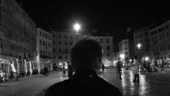 Roma finalmente percepisco lo spazio di una piazza in una dolce serata d'agosto..