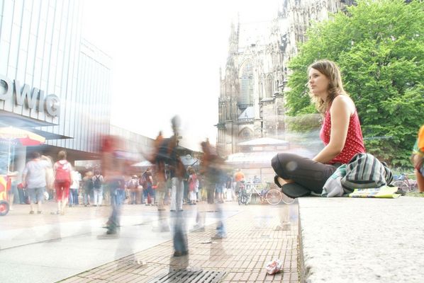 Ruhe in der Großstadt, Köln,hinter dem Dom und neben dem Kunstmuseum am 7.Juni 2007 gegen 16 Uhr.