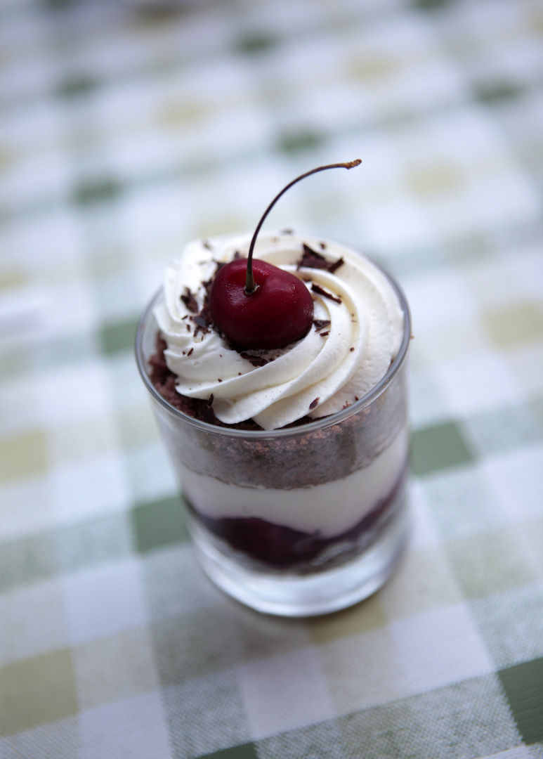 Schwarzwälder Kirschtorte im Glas Foto &amp; Bild | reportage dokumentation ...