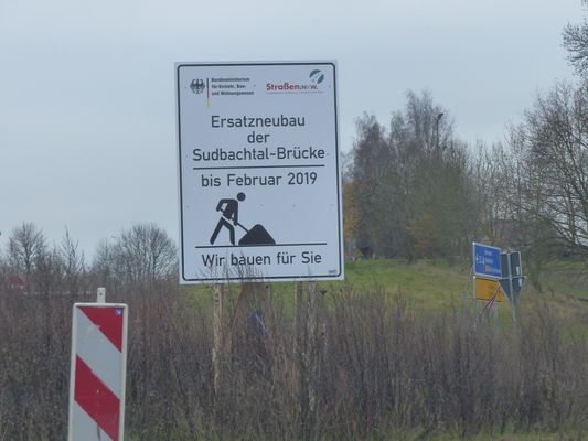 Seit der Sprengung der maroden B 61 Brücken übers Sudbachtal in Löhne Gohfeld
