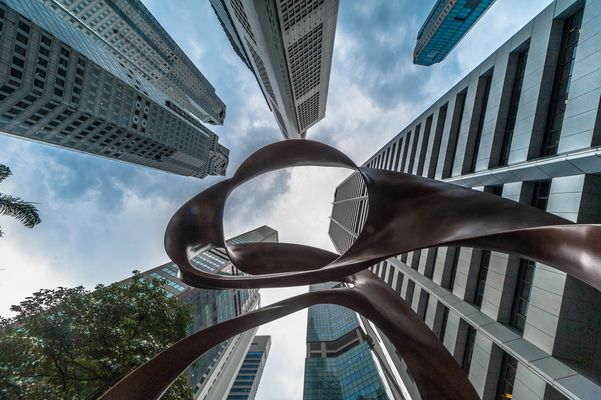 Singapur: Hochhäuser am Raffles Place Blick durch eine Bronzeplastik
