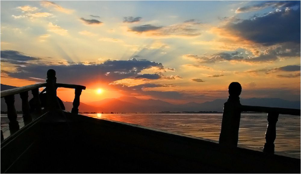 http://img.fotocommunity.com/sonnenaufgang-am-kerkini-see-c98b096f-33de-48d1-81dd-f1db1311978f.jpg?width=1000