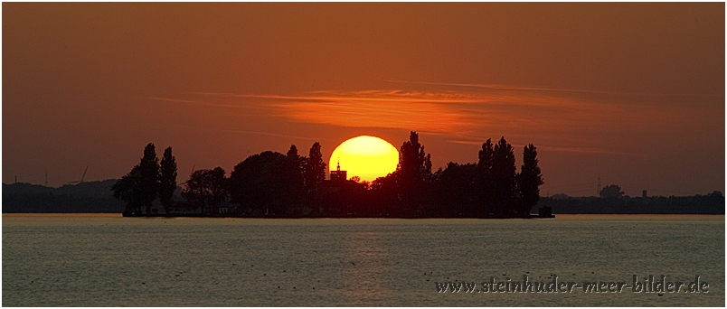 Sonnenaufgang über der Festung Wilhelmstein im Steinhuder Meer bei Winzlar