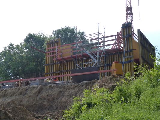 Südwestliches Widerlager der ehemals gesprengte Sudbachtalbrücke Auslauf der B 61 Richtung Herford