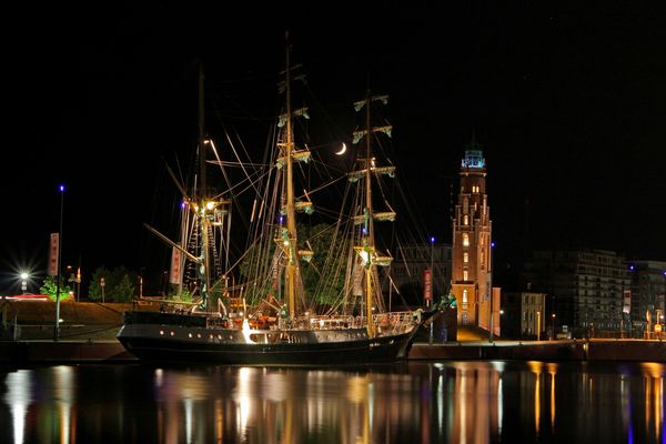 TEIL 1 --Alexander von Humboldt-- am 6.5.2011 am Liegeplatz im Neuen Hafen (Bremerhaven)