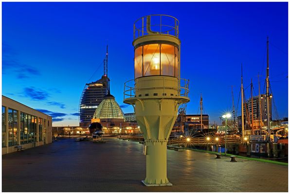 Teil --36--: Havenwelten Bremerhaven am 22.3.2017 „Blaue Stunde über der Havenwelt ..... "