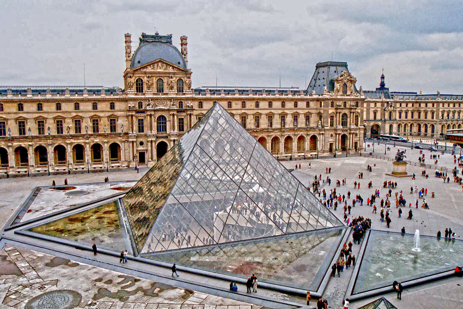 The Louvre Palace & the Louvre Pyramid Foto & Bild architektur