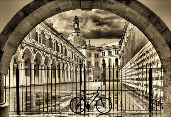 Unter einem Bogen-die Frauenkirche und ein Fahrrad. Under an arc- the Frauenkirche and a bike