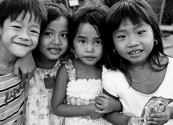 Vietnamesische Kinder lachen gern, sind angenehm neugierig und wollten unbedingt aufs Foto