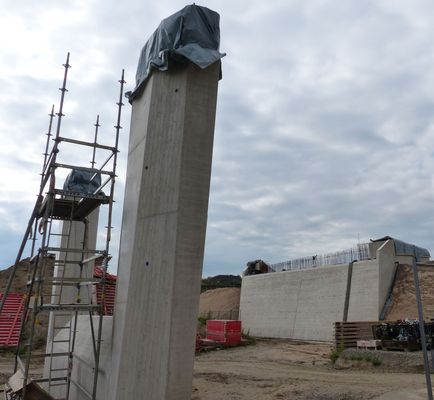 Warten auf das südliche Widerlager bevor demnächst der Brückenbalken gebaut wird