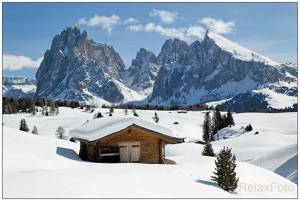"Winter Wonderland" - Holzhütte vor Langkofel-Massiv in den verschneiten Dolomiten