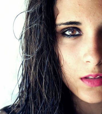 Ya no la quiero, es cierto, pero tal vez la quiero. Es tan corto el amor, y es tan largo el olvido.