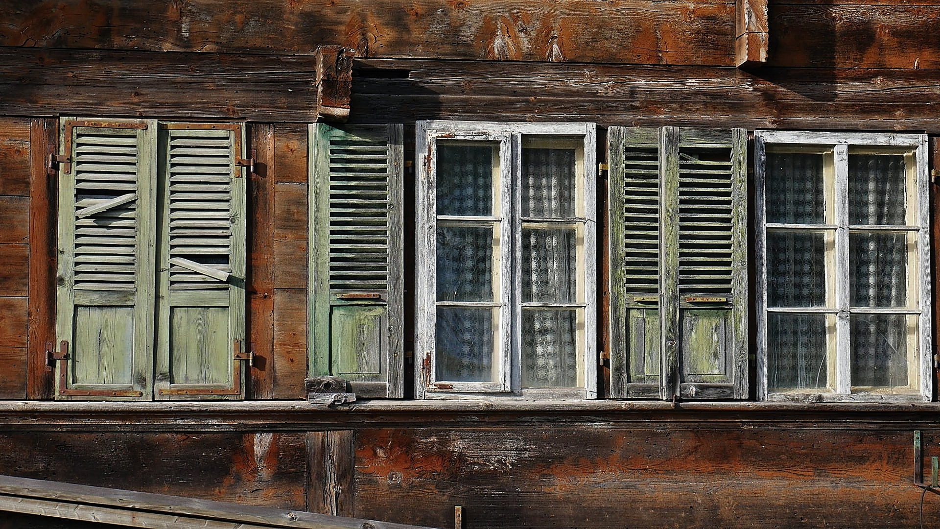 zwei alte Fenster und ein Fensterladen Foto &amp; Bild