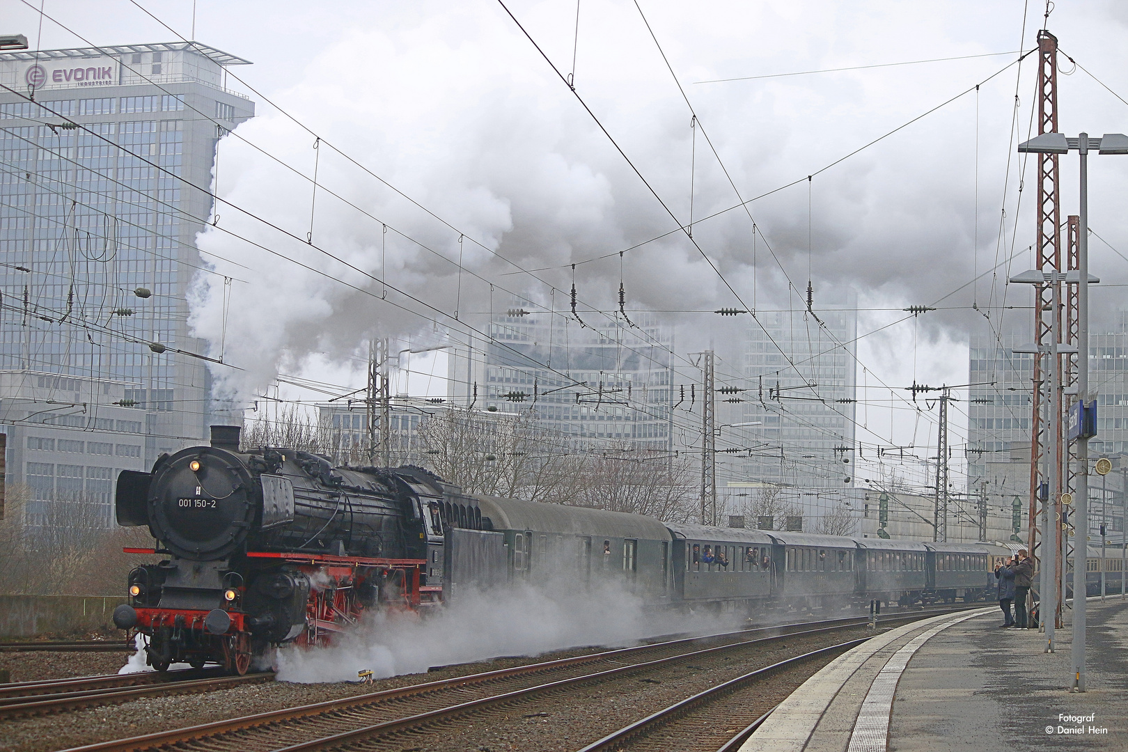 001 150-2 mit Rheingold in Essen Hbf, am 18.02.2017.