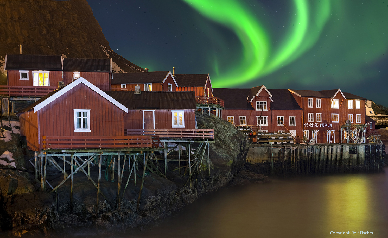 0039H+0042H Nordlicht Panorama an den Fischerhäusern Museum in A Lofoten 8455G