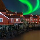 0039H+0042H Nordlicht Panorama an den Fischerhäusern Museum in A Lofoten 8455G