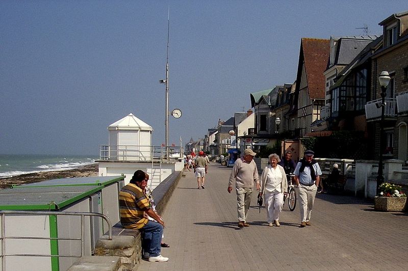007 F nor St. Aubin: Strandpromaenade (rechts)
