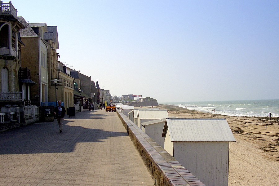 008 F nor St. Aubin: Strandpromaenade (links)