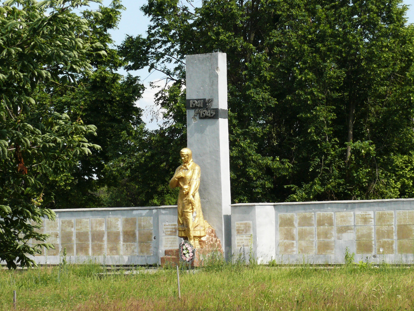 009.verschohntes Denkmal. Novoselivka.UA