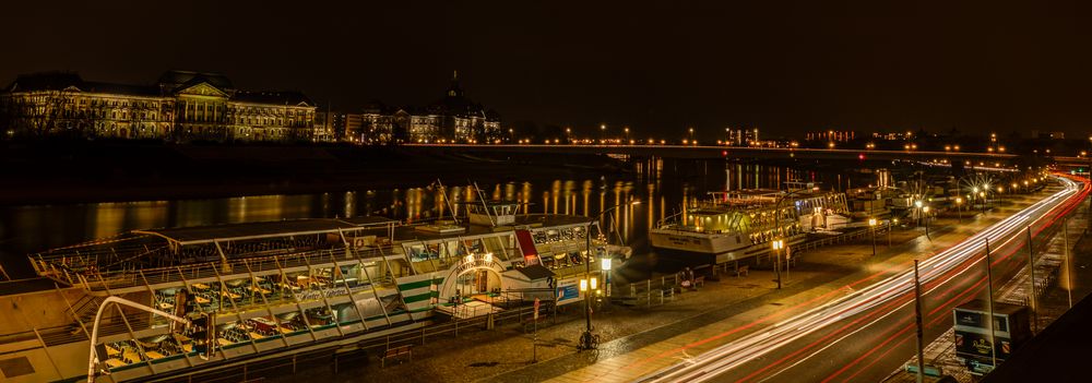 Magisches nächtliches Elbufer in Dresden von AT79 