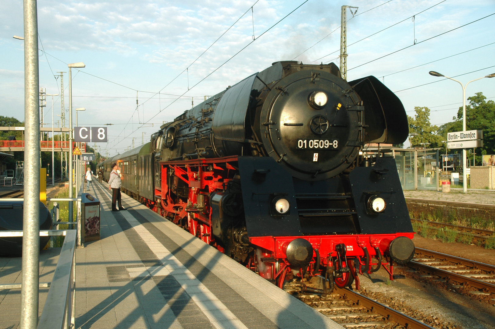 01-0509-8 am Bahnhof Wannsee