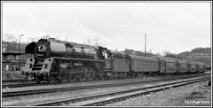 01 0513 mit P 4004 im Güterbahnhof Saalfeld bereitgestellt 